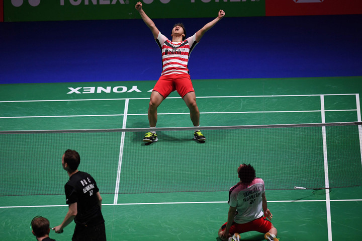 Pebulu tangkis ganda putra Indonesia Kevin Sanjaya Sukamuljo dan Marcus Fernaldi Gideon meluapkan kegembiraannya usai mengalahkan pasangan pebulu tangkis Denmark Mathias Boe dan Carsten Mogensen pada final kejuaraan All England 2018 BWF World Tour Super 1000 di Birmingham, Inggris. AFP PHOTO / PAUL ELLIS
