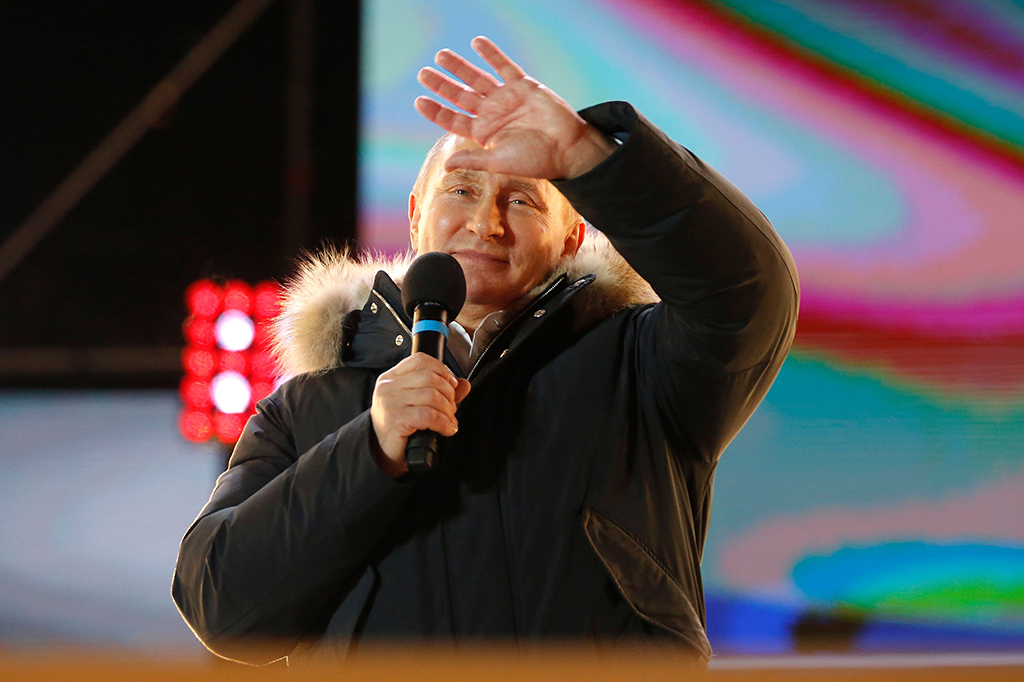 
Presiden petahana Rusia, Vladimir Putin, berhasil kembali memenangi kontestasi pemilu presiden yang berlangsung akhir pekan lalu. Dengan demikian, dia akan kembali memimpin Negara Beruang Merah untuk enam tahun mendatang. 