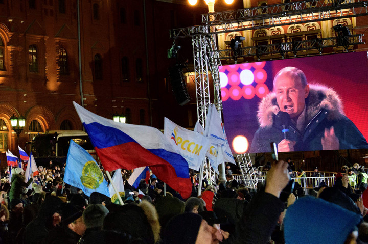 Presiden Vladimir Putin menyambut kemenangannya dalam pemilihan presiden di Rusia sebagai persetujuan atas kebijakan-kebijakannya.
