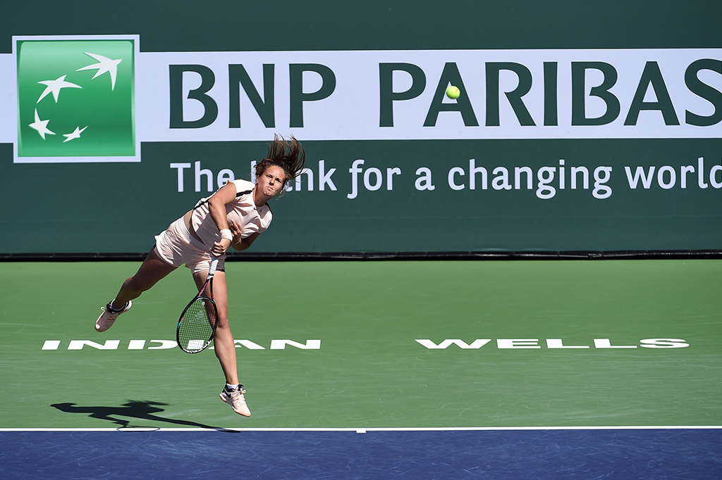 Kedua petenis mengawali dengan bertukar break servis. Pukulan backhand Osaka lantas mengantarkannya mencatatkan break dan memimpin 5-3. Dia kemudian mengunci set pertama dengan skor 6-3.
