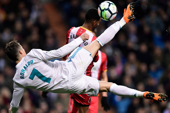 Real Madrid kembali unggul 2-1 saat babak kedua baru berjalan dua menit. Ronaldo mencetak gol keduanya di laga ini setelah menerima umpan terobosan Karim Benzema.