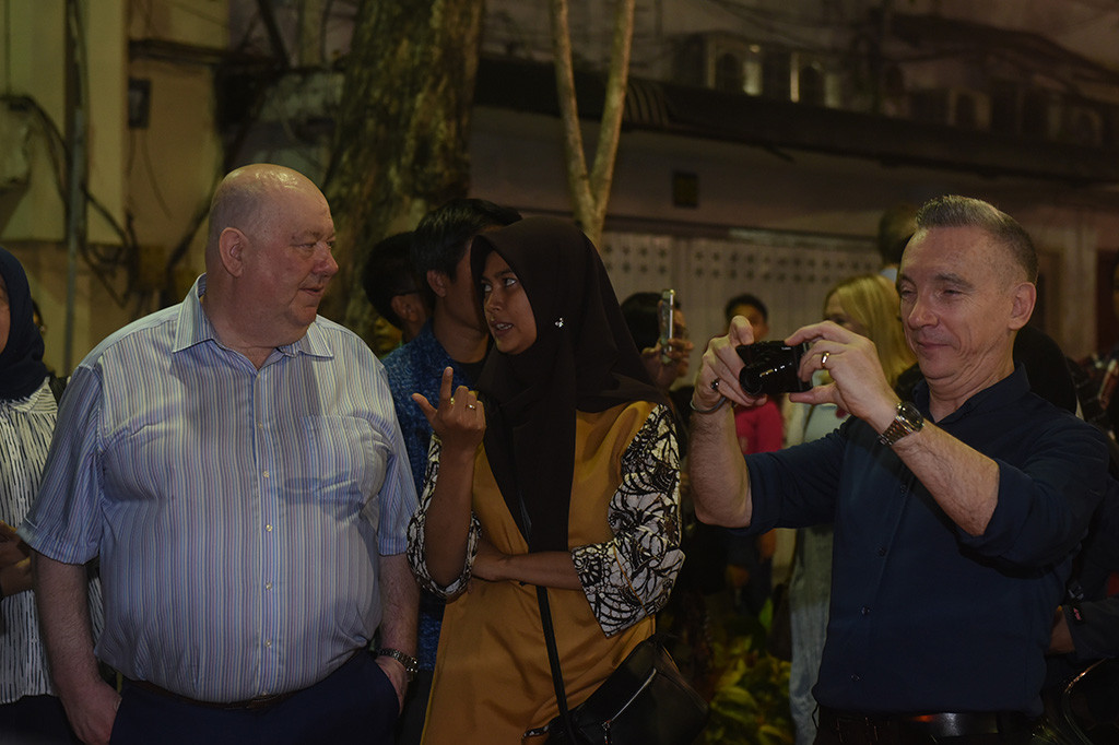 Walikota Liverpool dan rombangan tertarik menyaksikan pertunjukan gamelan itu sembari berfoto-foto. Kunjungan Walikota bersama Wakil Walikota Liverpool ke Surabaya hingga 22 Maret 2018 tersebut untuk melanjutkan rencana kerja sama Sister City antara Liverpool dan Surabaya.