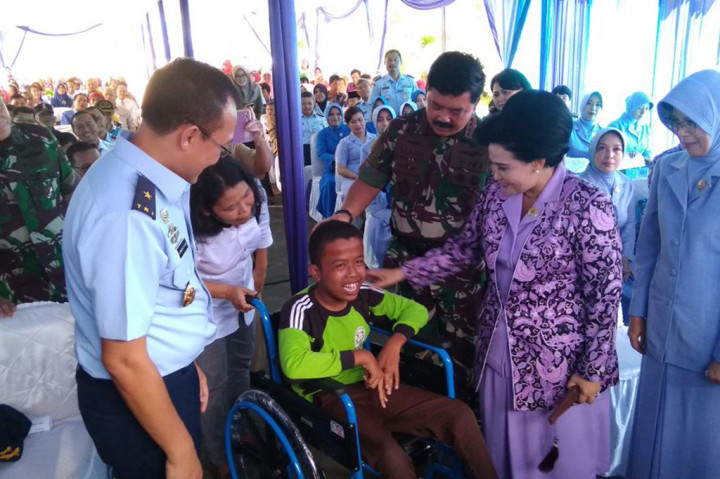 Ketua Dompet Kemanusiaan Media Group Ali Sadikin bersama Panglima TNI Marsekal TNI Hadi Tjahjanto memberikan bantuan kemanusiaan itu secara simbolis. Bantuan kaki palsu diberikan kepada empat orang dan sejumlah orang penerima bantuan lain.