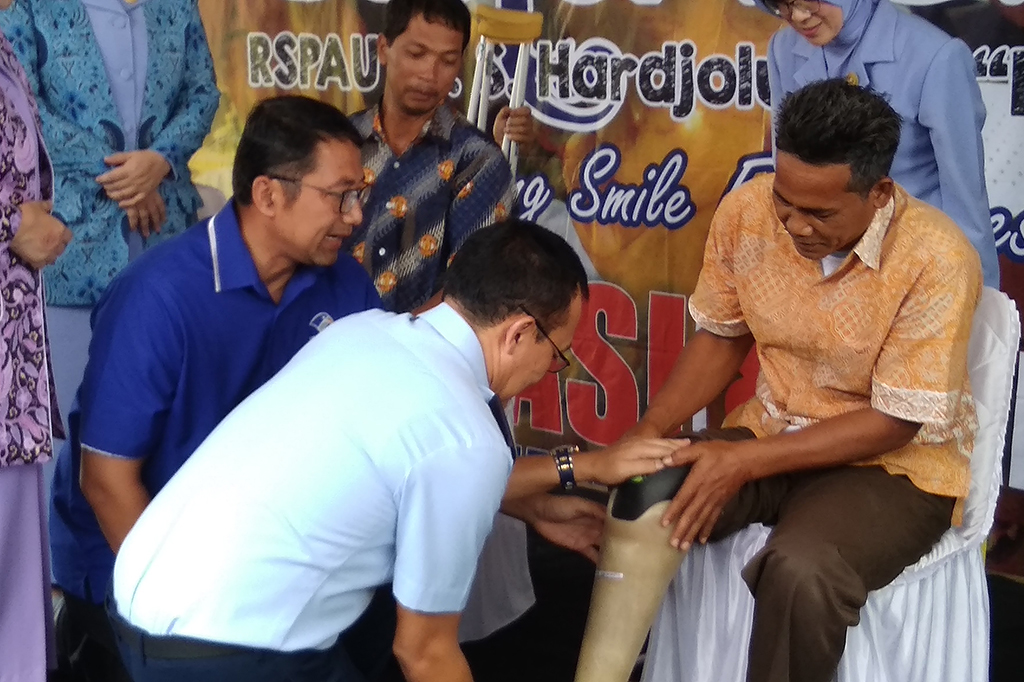 Ali menuturkan bantuan berupa 45 kaki palsu. Alat bantu berjalan itu dibuat Sugeng yang juga penyandang difabel.