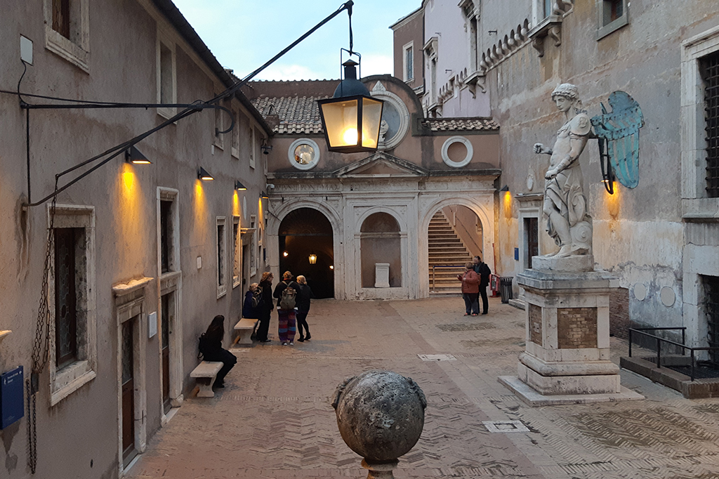 Castel Sant'Angelo adalah salah satu pesona Kota Roma. Bangunan zaman Romawi ini berada di sisi kanan Sungai Tiber. 