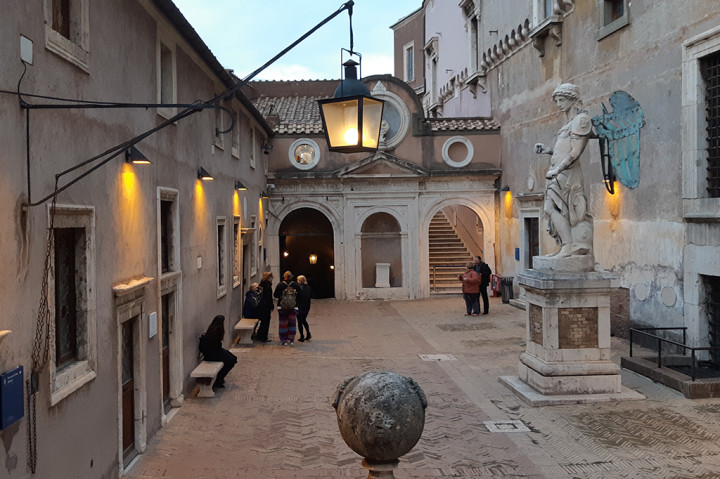 Castel Sant'Angelo adalah salah satu pesona Kota Roma. Bangunan zaman Romawi ini berada di sisi kanan Sungai Tiber. 