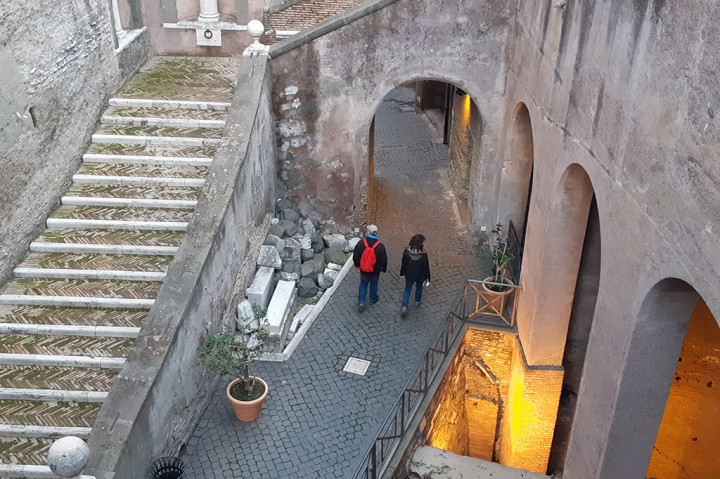 Bagian dalam bangunan berbentuk silinder ini terdapat lima tingkat. Pengunjung dapat menyusurinya melalui atas tembok benteng, dan tangga-tangga yang gelap.
