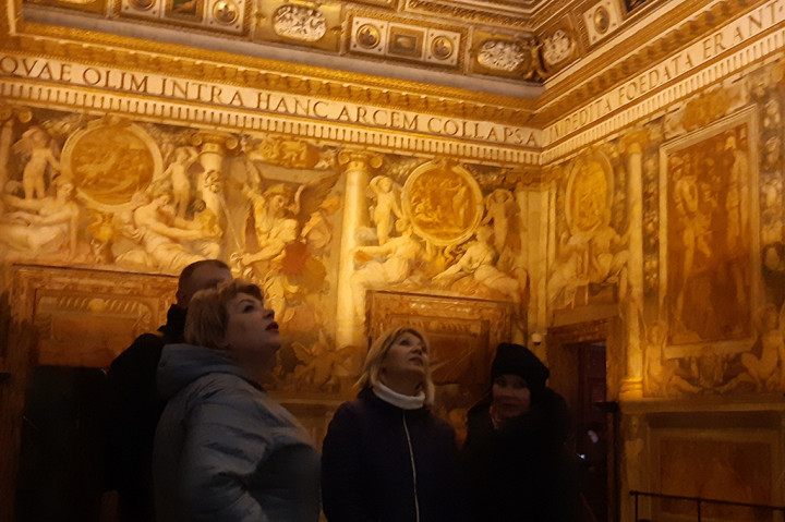 Castel Sant'Angelo awalnya merupakan makam yang dibangun oleh Kaisar Hadrian pada 123-139 setelah masehi. Pada tahun-tahun selanjutnya, bangunan ini beralih-alih fungsi, sebagai markas militer, dan kediaman uskup.