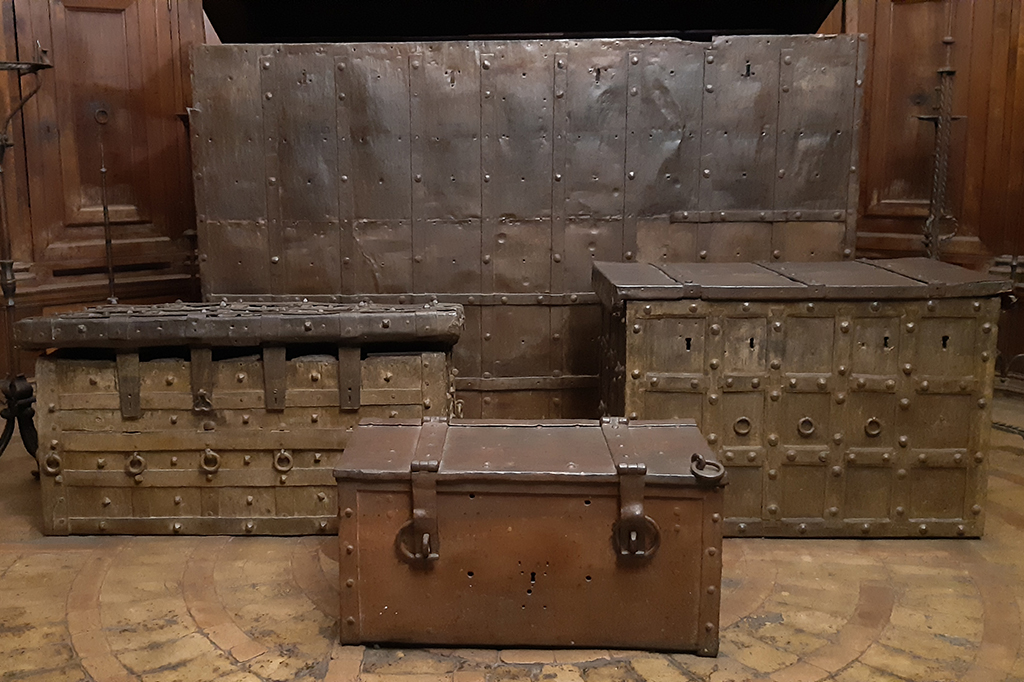 Di dalam Castel Sant'Angelo terdapat berbagai ruangan dengan fungsi (sesuai zamannya) seperti tempat pemakaman, ruang tahanan, bahkan kamar tidur.