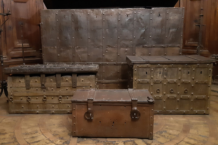 Di dalam Castel Sant'Angelo terdapat berbagai ruangan dengan fungsi (sesuai zamannya) seperti tempat pemakaman, ruang tahanan, bahkan kamar tidur.