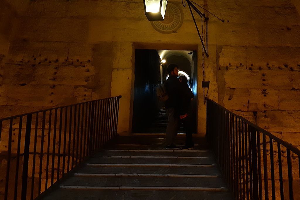 Ketika menyusuri ruangan-ruangan di Castel Sant'Angelo Anda pasti melewati berbagai tangga. Mayoritas tangga seperti lorong. Anda dapat merasakan sisi gelap bangunan bersejarah ini secara kiasan atau arti sebenarnya. 