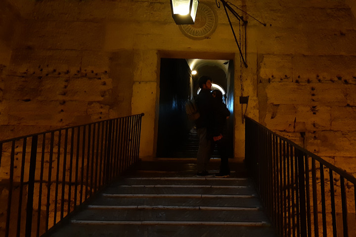 Ketika menyusuri ruangan-ruangan di Castel Sant'Angelo Anda pasti melewati berbagai tangga. Mayoritas tangga seperti lorong. Anda dapat merasakan sisi gelap bangunan bersejarah ini secara kiasan atau arti sebenarnya. 