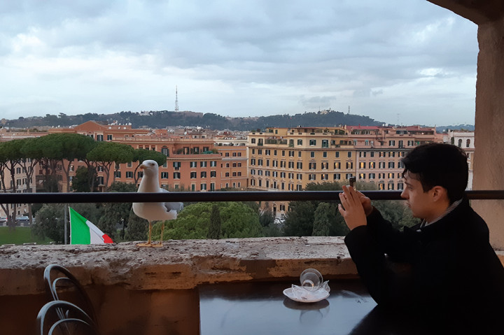 Yang menjadi lokasi favorit tentu adalah bagian rooftop-nya. Dari ketinggian sekitar 48 meter, Anda bisa menikmati pemandangan Kota Roma. 