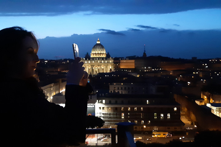 Waktu paling pas untuk berada di bagian atapnya adalah saat sore hari saat lampu-lampu di Kota Roma menyala. Ini salah satu titik favorit untuk swafoto atau memburu pemandangan untuk mewarnai halaman Instagram Anda.
