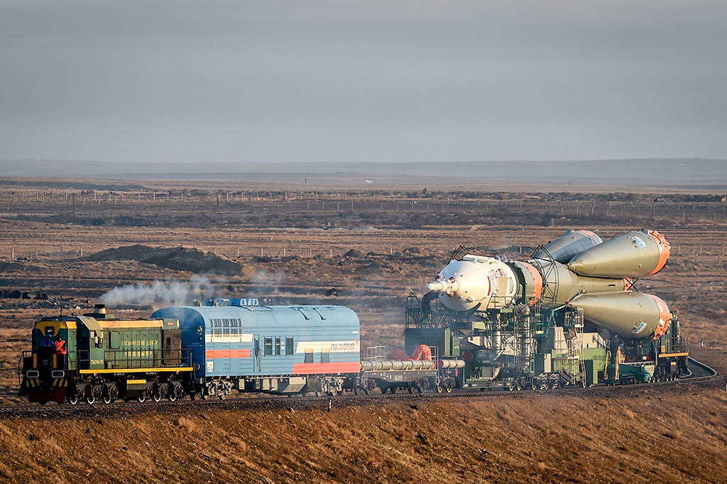 Pesawat ruang angkasa Soyuz MS-08 diangkut menggunakan kereta ke landasan peluncuran kosmodrom Baikonur.