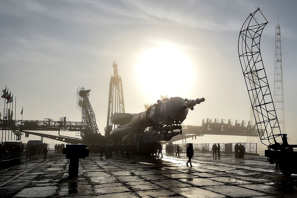 Pesawat ruang angkasa Soyuz MS-08 diangkut di landasan peluncuran di kosmodrom Baikonur yang disewa Rusia di Kazakhstan.
