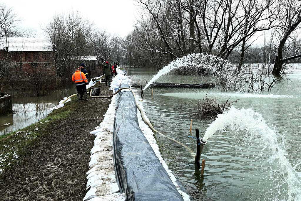 Tim SAR dibantu aparat keamanan membuat tanggul dan memompa air yang menggenangi wilayak Jasenovac, Kroasia tengah, setelah Sungai Sava meluap, Senin, 19 Maret 2018 waktu setempat.