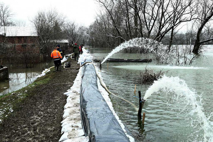 Tim SAR dibantu aparat keamanan membuat tanggul dan memompa air yang menggenangi wilayak Jasenovac, Kroasia tengah, setelah Sungai Sava meluap, Senin, 19 Maret 2018 waktu setempat.