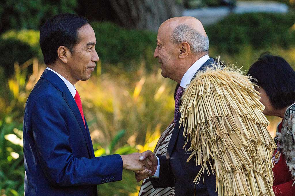 Saat memasuki Government House, Wellington, Jokowi diperkenalkan dengan Piri Sciascia sebagai kaum tua dan Hiria Hape selaku kuia. Kaum tua (sesepuh pria) dan kuia (sesepuh perempuan) ialah sebutan bagi tetua suku Maori yang merupakan penduduk asli Selandia Baru.