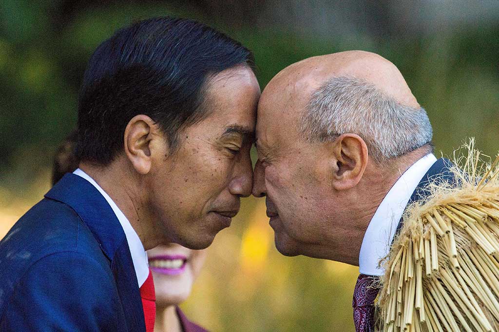Perkenalan dilakukan dengan hongi, sebuah tradisi unik suku Maori dengan cara bersentuhan hidung selama 2 detik. Jokowi melakukan hongi dengan kaum tua, sementara Ibu Negara Iriana Jokowi dengan kuia.