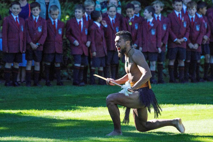 Setelahnya, prosesi penyambutan pohwiri digelar. Tidak semua orang bisa disambut dengan upacara sakral itu. Sekelompok suku Maori menggelar tarian perang Haka yang sangat energik dengan suara lantang.