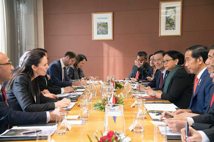Di tempat yang sama atau tepatnya Norie State Dining Room, Dame Patsy melanjutkan pertemuan dengan menggelar jamuan makan siang kenegaraan. Pada kesempatan itu, PM Selandia Baru Jacinda Ardern turut hadir. Tak ingin menyia-nyiakan peluang, Jokowi pun berpromosi.