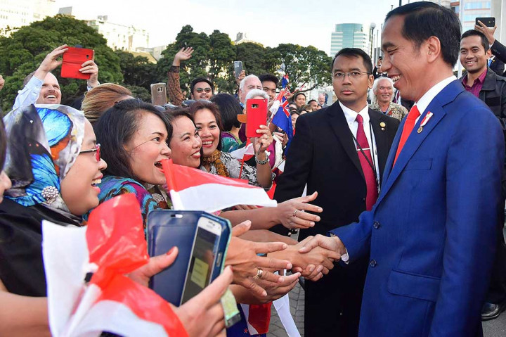 Jokowi menemui dan berbincang santai dengan pelajar dan mahasiswa Indonesia yang tengah menimba ilmu di  Negeri Kiwi tersebut. Selain itu turut pula masyarakat Indonesia yang berada di Selandia Baru.