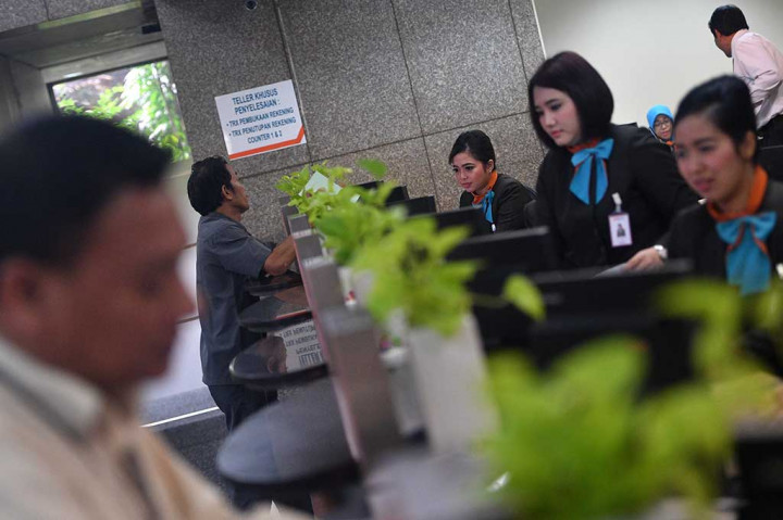 Sejumlah teller melayani nasabah di kantor pusat BNI, Jakarta, Senin, 19 Maret 2018.