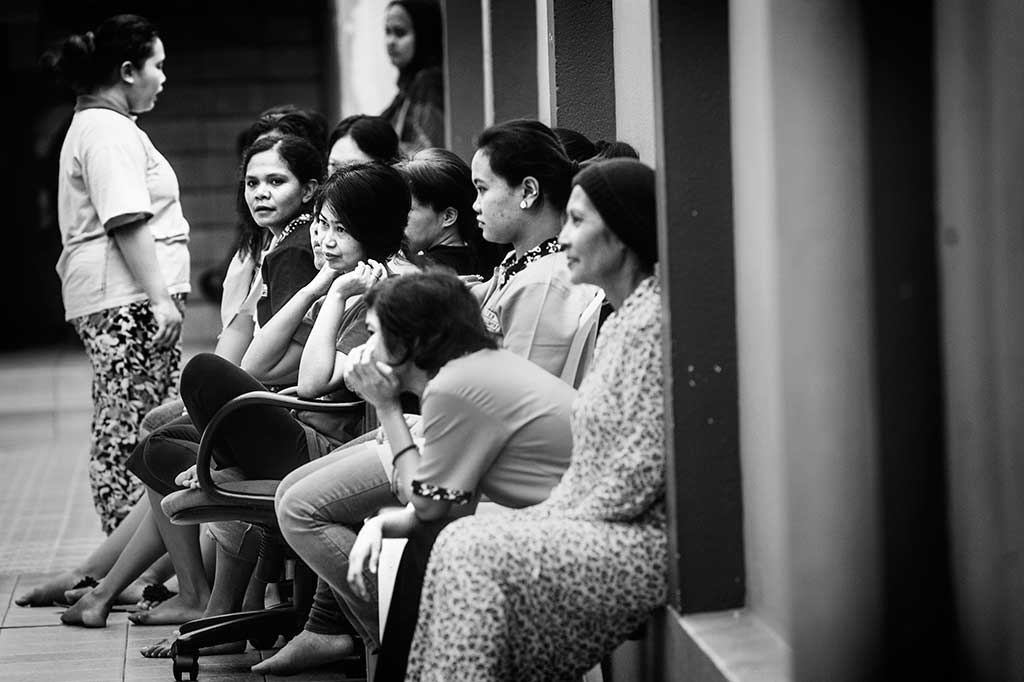 Akibatnya sejumlah pekerja wanita itu terlantar, bahkan banyak yang mengalami tindak kekerasan dan ujungnya menjadi korban perdagangan wanita di negeri orang.