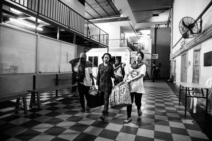 Gambaran kelam itu paling tidak bisa dilihat di penampungan (shelter) Kedutaan Besar Republik Indonesia di Malaysia. Banyaknya wanita berbagai usia ditampung di tempat itu. Mereka rata-rata adalah tenaga kerja wanita (TKW) yang masuk ke wilayah Malaysia tanpa dokumen lengkap sehingga tertangkap oleh petugas imigrasi Malaysia dan ada pula yang melarikan diri dari tempat mereka bekerja dengan alasan mendapat tindak kekerasan dari sang majikan.