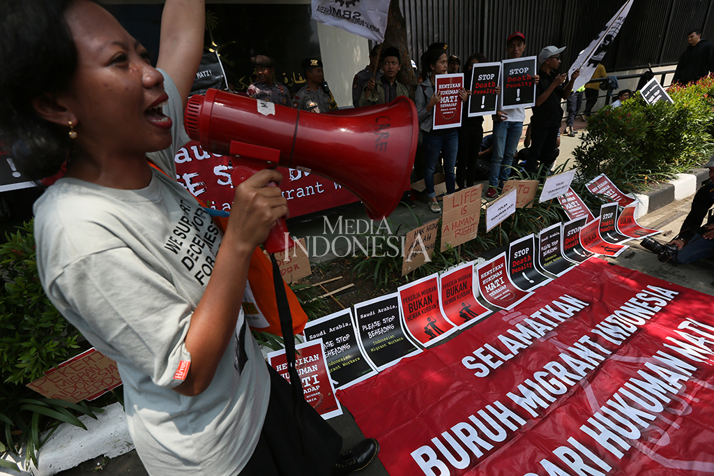 Mereka menggelar aksi sebagai bentuk protes atas eksekusi mati terhadap warga negara Indonesia, Zaini Misrin, di Arab Saudi.