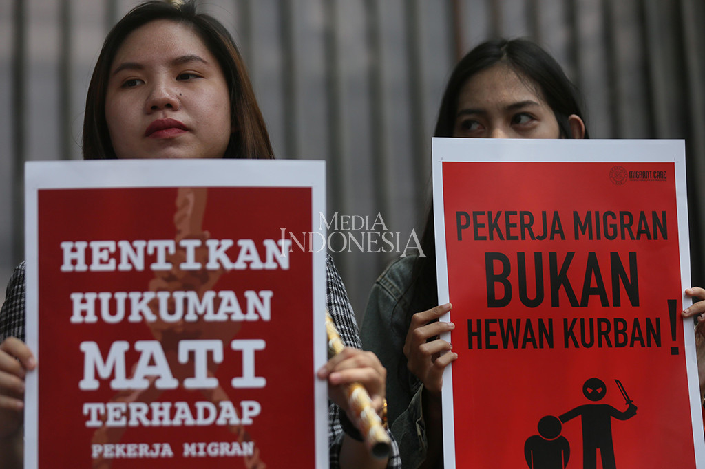 Sejumlah spanduk dibawa untuk menyuarakan aspirasi mereka, seperti
