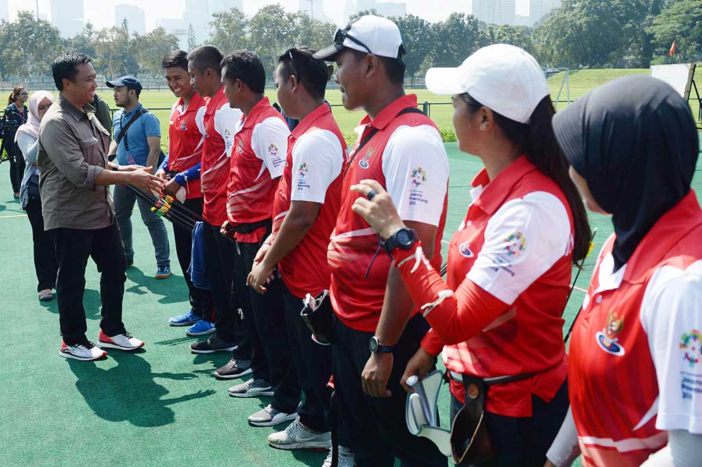 Saat ditinjau oleh Menpora Imam Nahrawi yang didampingi oleh Ketua KONI Tono Suratman, mereka latihan tidak menggunakan lapangan panahan yang sebelumnya untuk pertandingan uji coba Asian Games, beberapa waktu lalu.
