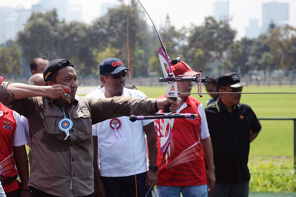 Dalam kesempatan tersebut Menpora Imam Nahrawi juga sempat berlatih memanah.