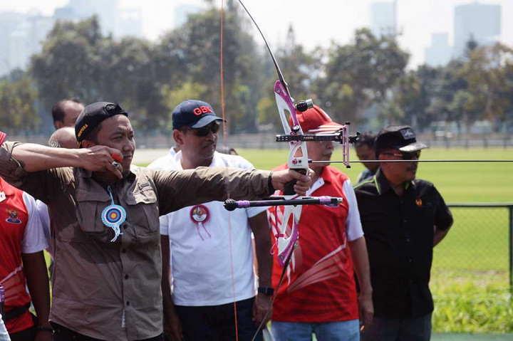 Dalam kesempatan tersebut Menpora Imam Nahrawi juga sempat berlatih memanah.