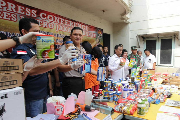 Kapolres Metro Jakarta Barat Kombes Hengki Haryadi (kedua kiri) menunjukkan makanan yang dipalsukan data kedaluarsanya saat memberikan keterangan kepada awak media di Jalan Kali Anyar I, Jembatan Besi, Tambora, Jakarta Barat, Selasa, 20 Maret 2018.