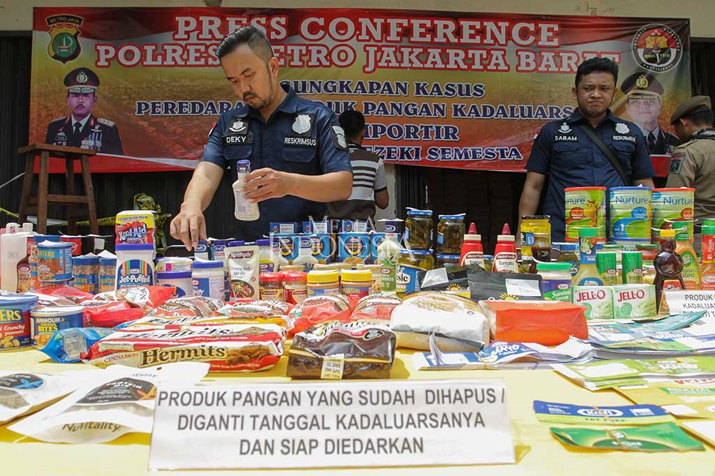 Menurut penyelidikan petugas, pegawai gudang menjalankan modus dengan mengumpulkan maknaan yang telah melewati batas waktu konsumsi. Label kedaluarsa lama kemudian dihapus dan diganti dengan label baru seolah-olah makanan tersebut layak konsumsi.
