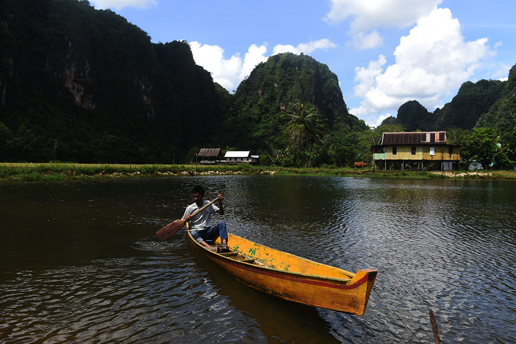 Salah satu spot terbaik untuk menikmati keindahan alam Rammang-Rammang adalah di Kampung Berua. Kampung ini hanya bisa dicapai dengan menumpangi perahu sampan. 

