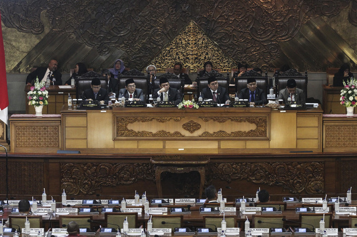 Pimpinan DPR melantik politisi PDI-P Utut Adianto pada Rapat Paripurna di gedung Nusantara II, Kompleks Parlemen, Senayan, Jakarta. Proses pelantikan dipimpin oleh Wakil Ketua DPR Fadli Zon dan dihadiri oleh 259 anggota DPR. 
