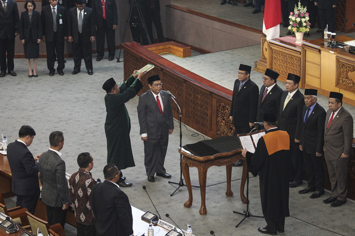 Pelantikan diawali dengan pengucapan sumpah jabatan dipandu oleh Ketua Mahkamah Agung Hatta Ali. Kemudian diikuti dengan penandatanganan berita acara pembacaan sumpah oleh Utut.