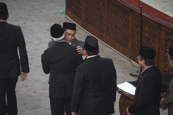 Wakil Ketua DPR yang baru Utut Adianto Wahyuwidayat menerima ucapan selamat dari Pimpinan DPR saat pelantikan di Rapat Paripurna DPR, Kompleks Parlemen Senayan, Jakarta.