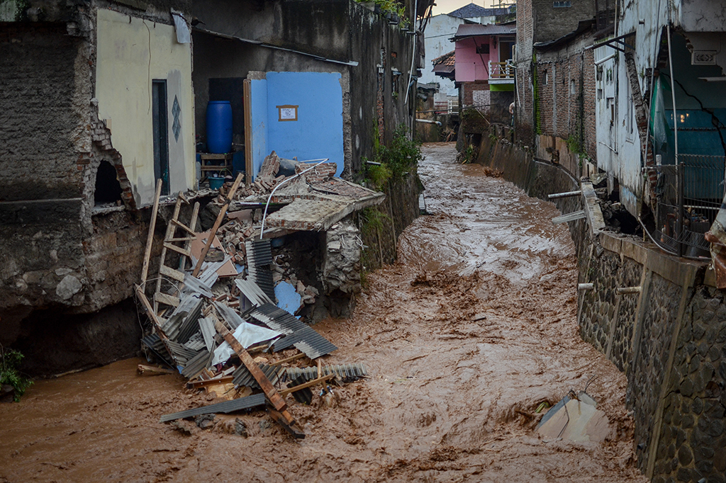 Mobil Bertumpuk Terseret Banjir Bandang di Bandung  Medcom.id