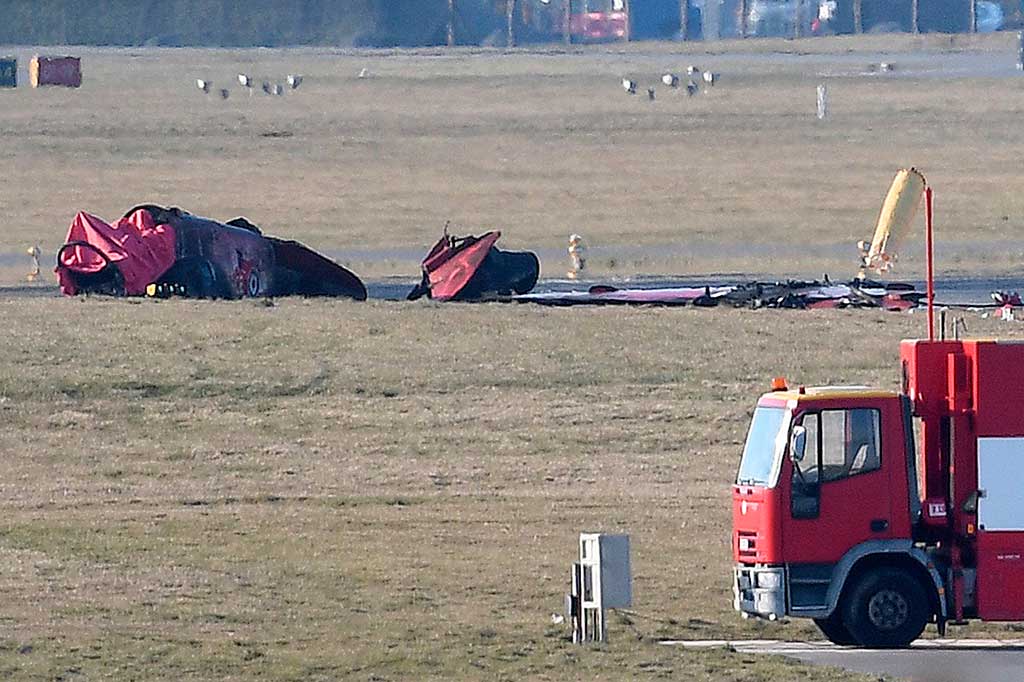 Puing-puing pesawat aerobatik Red Arrows milik Royal Air Force (RAF) yang jatuh di dekat landasan pacu di RAF Valley, di Pangkalan Udara Anglesey, Anglesey, Wales utara pada 20 Maret 2018 waktu setempat.