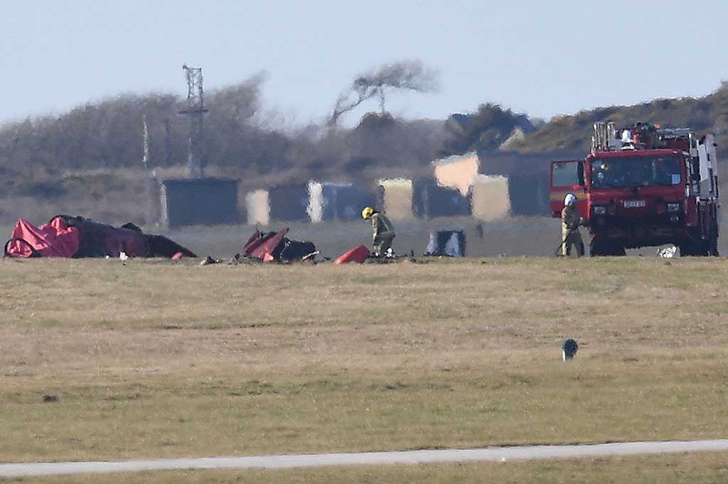 Peristiwa itu terjadi pada Selasa sore di lembah RAF di Anglesey, Wales utara. Para pejabat menolak memberikan rincian lebih lanjut, tetapi diyakini ada dua orang yang berada di pesawat saat jatuh.