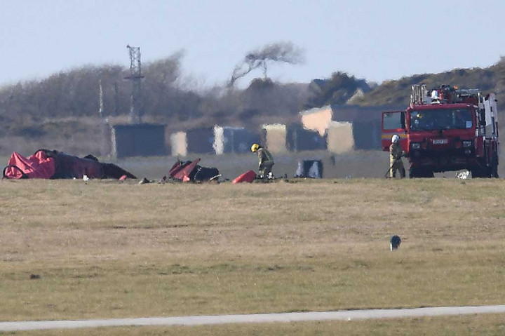 Peristiwa itu terjadi pada Selasa sore di lembah RAF di Anglesey, Wales utara. Para pejabat menolak memberikan rincian lebih lanjut, tetapi diyakini ada dua orang yang berada di pesawat saat jatuh.