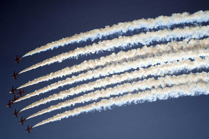 Red Arrows (Panah Merah) yang diterbangkan para pilot militer berpengalaman, dikenal di seluruh dunia untuk aksi berani mereka. Mereka berbasis di RAF Scampton di Lincolnshire, Inggris timur.
