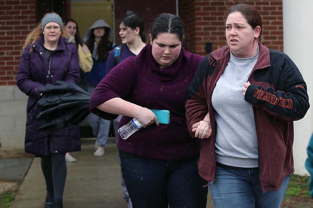 Para orang tua panik saat menjemput anak-anak mereka pascaterjadinya penembakan di Great Mills High School di  Leonardtown, Maryland, Selasa, 20 Maret 2018 waktu setempat.