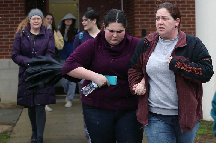 Para orang tua panik saat menjemput anak-anak mereka pascaterjadinya penembakan di Great Mills High School di  Leonardtown, Maryland, Selasa, 20 Maret 2018 waktu setempat.