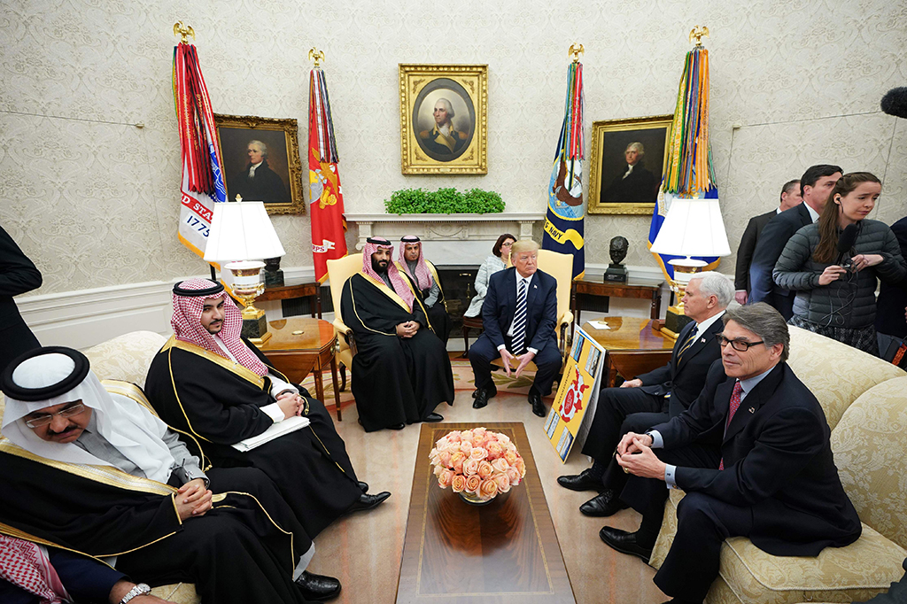 Presiden Amerika Serikat Donald Trump memberi sambutan hangat untuk Pangeran Mohammed bin Salman di Gedung Putih.