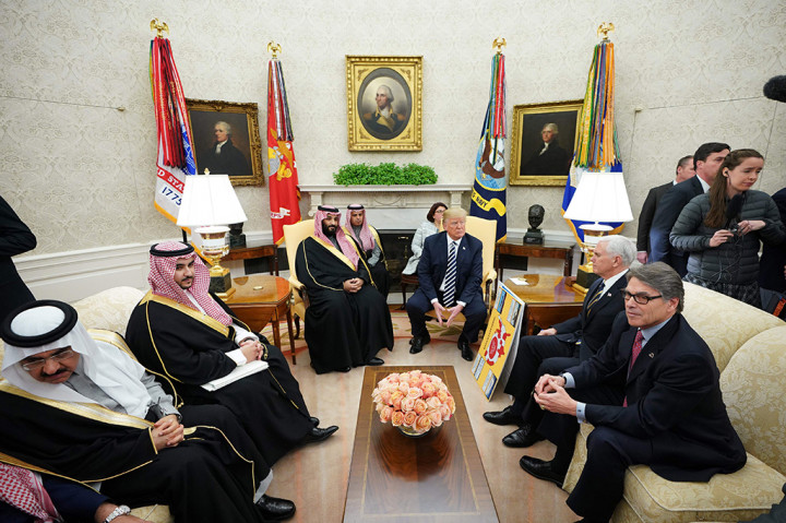 Presiden Amerika Serikat Donald Trump memberi sambutan hangat untuk Pangeran Mohammed bin Salman di Gedung Putih.